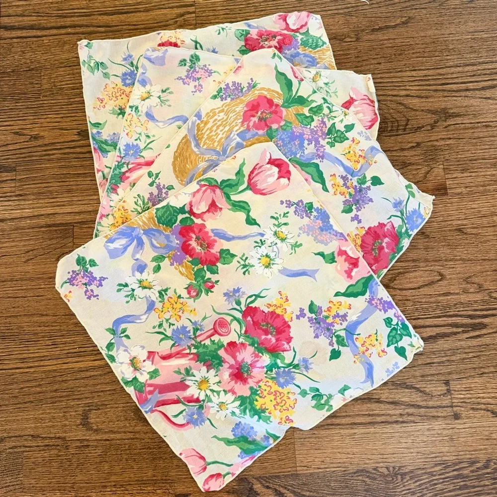 Vintage CottageCore Floral Table Runner and Napkins Set of 4 | vintage linens